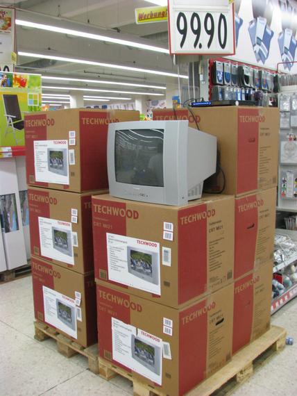 Tiefstpreise bei Röhrenfernsehern
Wer hätte vor 20 Jahren gedacht, dass mal ein 55cm Farbfernseher um 99,90 EUR als Schnelldreher im Supermarkt steht? Wie verdient man als Hersteller überhaupt noch etwas daran?