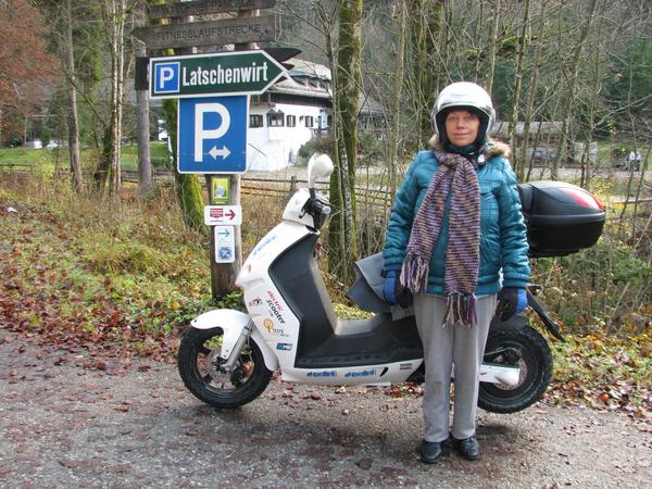 Two seater also on the mountain
After checking the real estate in Fürstenbrunn, we decide spontaneously for a mountain test. On the 22% uphill, the 90S is also a real 2 seater.