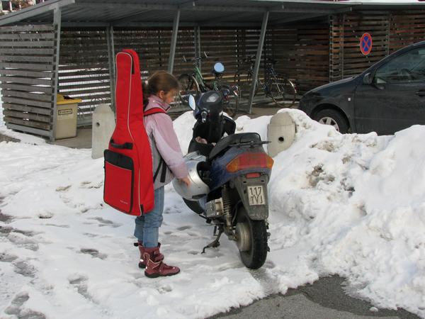 Gitarreuntericht in Grödig
Herbst 2006 wäre das noch völlig undenkbar gewesen. Meine Frau hätte es strikt verboten Kinder bei Temperaturen unter 10 Grad am Moped zu transportieren.