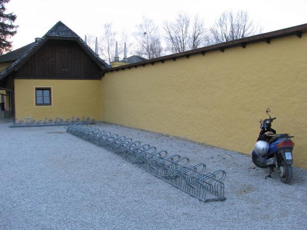 Hellbrunn Parkplatz: keine Steckdosen
Um beide Kinder nach Hellbrunn zu bringen muss ich 2 mal fahren. Zuhause kann ich 257 Wh vor der 1. und 175 Wh vor der 2. Fahrt nachladen. So wird die Ladekette unterbrochen.