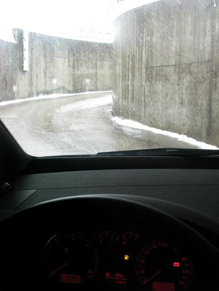 Nur noch 30km Reichweite im Tank
24. Februar, die Hauptstraße ist mit einer Mischung aus Eis und Schneematsch bedeckt. Nach kurzer Testfahrt beschliesse ich mit dem Auto nach Eugendorf zu fahren.