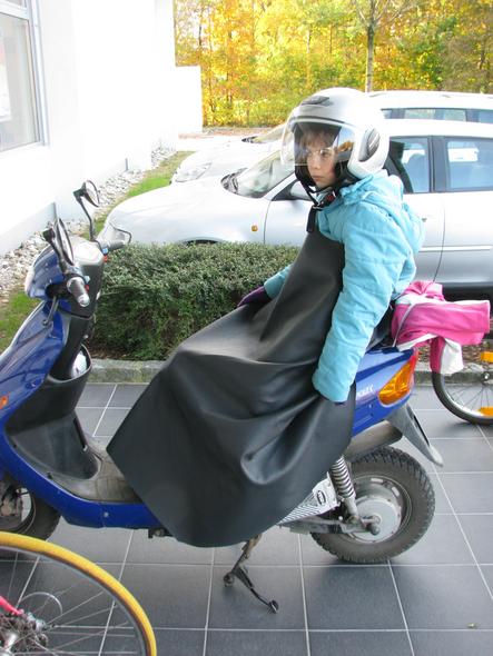 Wärmeschutz am Moped
Ein Stück Skai mit 1,5m * 1,0m schützt die Sozia vor zuviel Wärmeverlust beim Mitfahren am Elektromoped. Kopf ist gut durch Helm geschützt, Oberkörper durch Anorak.