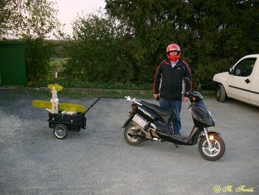 Model airplane hobby with electric scooter and trailer
Some years ago, he changed his model airplanes to lithium polymer batteries. No he drives the way to the model airplane airport with an electric scooter and a trailer.
Picture 1