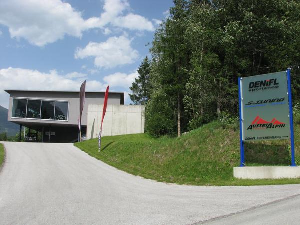 Sport shop Denifl in Fulpmes Tyrol
The test takes place at the Austrian general importer for Elmoto in the industrial zone of Fulpmes. The company is at a step access road.