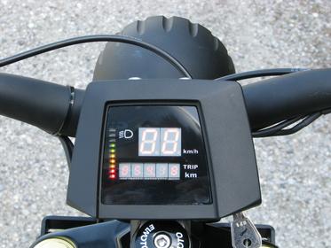 Tacho difference Elmoto HR2
When You drive 5km according to milestones, the odometer shows 5560m. 1 km on the display are 899m. It was not possible to check the speed.
Picture 1