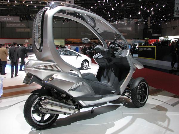 Peugeot hybrid scooter
125 cm³ 15 kW engine for the rear wheel. Each of the two front wheels hat a 2 kw - short time 3 kW electric engine. But the lithium battery is only for 10km electric only driving.