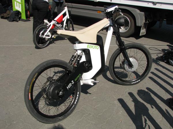 German electric motorcycle Elmoto HR-2
The older model of the Elmoto has 2 electric engines, one in the front wheel, on in the rear wheel. A start on 12.5& slope is with 80 kg ( I with equipment ) not possible.