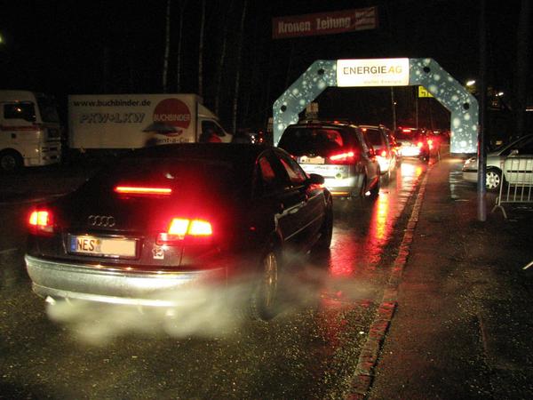 Heimfahrt von der Welser Energiesparmesse 2009
Seit 1992 besuche ich die Welser Energiesparmesse, in den 17 Jahren hat sich eines nicht geändert: Die Qualmwolken der fossilen Autos. Die selbe Primitivität wie 1992.