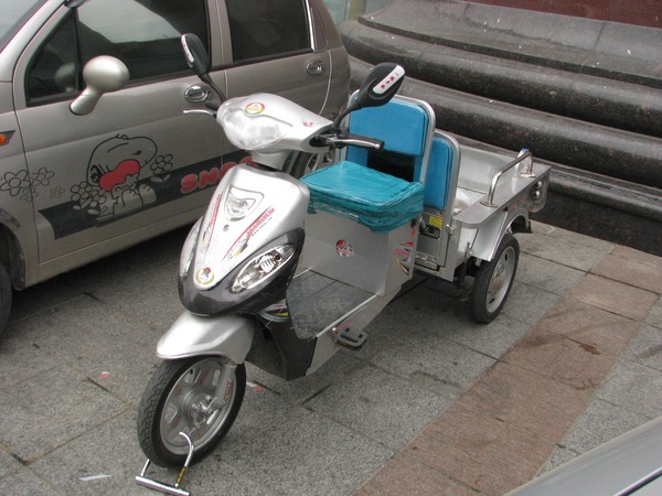 Elektrodreirad
Praktisches kleines Transportfahrzeug, welches ich bis jetzt nur in China gesehen habe. In EU und USA sind solche gewerblichen Elektrofahrzeuge praktisch unbekannt.