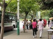 An der Haltestelle in der Reihe stehen
Die Engländer stehen diszipliniert in der Reihe, genau dasselbe Verhalten kann ich hier an einer Autobushaltestelle in Changchun beobachten.