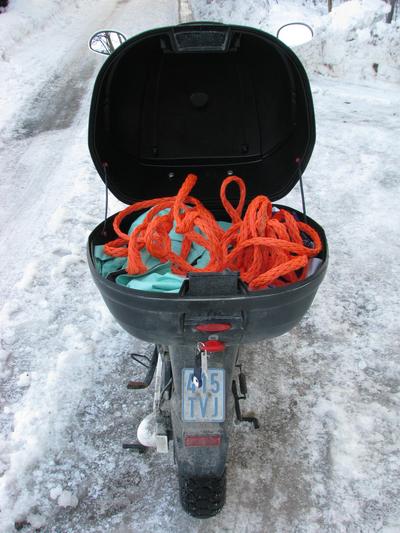 En invierno siempre hay que llevar una cuerda
Durante el invierno siempre es conveniente llevar una cuerda en el maletero del ciclomotor electrico para atar alguna cosa, un trineo o lo que sea.