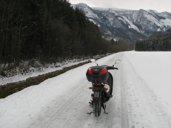 Paraul Glan apare ca o strada in pozele din satelit
In ianuarie 2007 cautam un drum sa ajung Piding din Gartenau. Fotografia din satelit arata un peisaj cu zapada si o linie neagra.