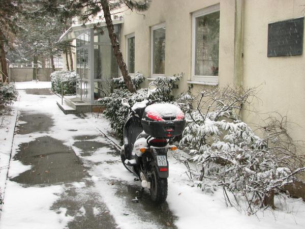 Visitando un cliente en Gaswerkgasse
Si hubiera ido a visitar un cliente que tuviese una plaza de parking enorme, seguramente hubiera cojido el coche pero con la falta de sitios para aparcar como es el caso de Gaswerkgasse, he preferido la moto.