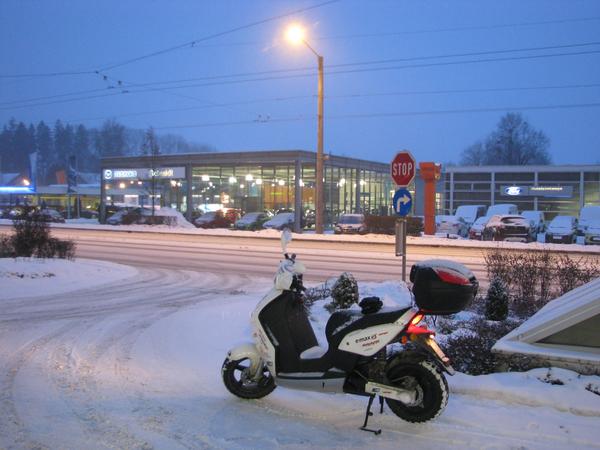 Heimfahrt auf Nebenstraßen
Nachdem auch die Alpenstraße voller Schnee ist, fahre ich nur auf wenig befahrenen Nebenstraßen nach Hause. In der Hellbrunner Allee begegnete mir nur 1 Radfahrer und 1 Filmteam.