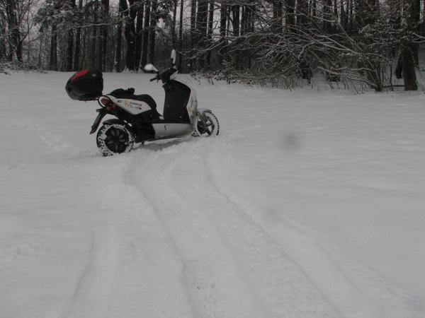 Con el trineo por la nieve
Aunque pudimos conducir por la nieve , cuando tuvimos que subir una cuesta nos fue imposible, aunque lo hemos intentado 2 veces.