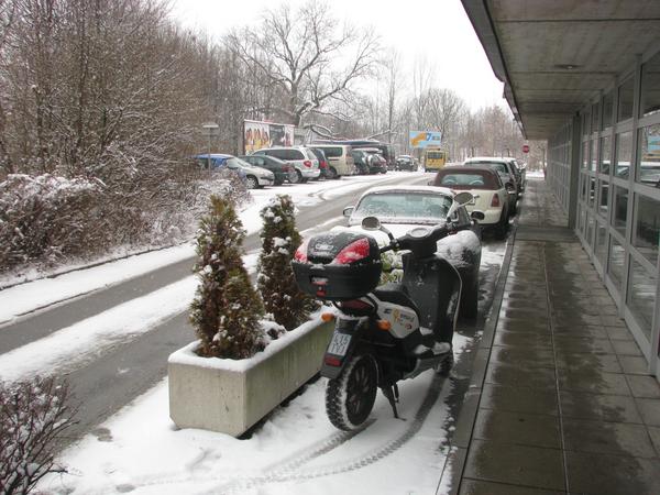 Neumaticos para el invierno para una moto electrica.
Igual que la primera vezcuando probaba mi E-MaxS   estoyutilizando otra vez los neumaticos especiales del sistema Urban Master Snow Tires. Hoy he circulado por las calles que mas nieve tenian.