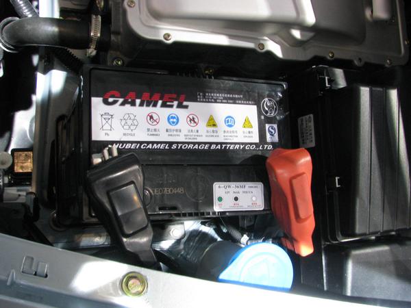 12V battery for light
What does a 12V lead acid battery in an electric car? It's that the light does not run short when the DC-DC from the big battery to 12V fails.