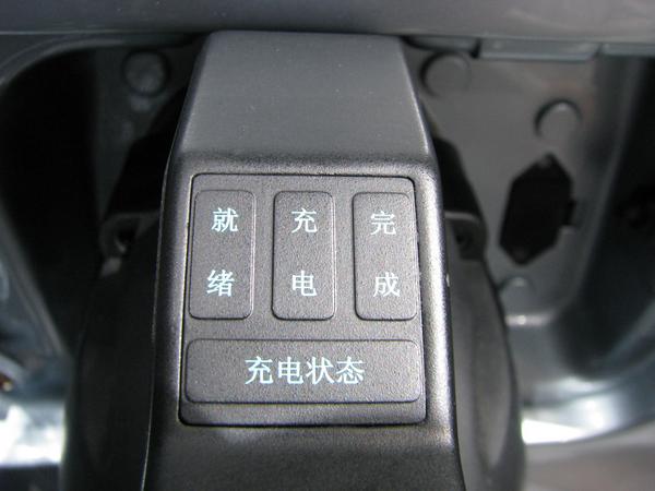 Beschriftung Stecker von Schnellladesäule
Leider nur chinesisch sind diese Symbole am Schnellladestecker.