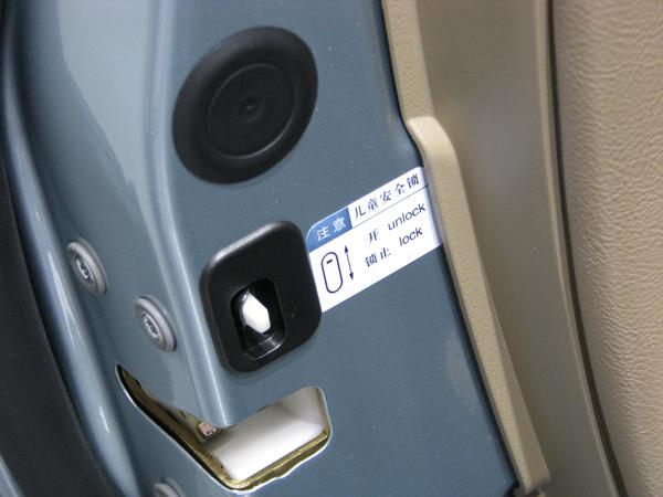 Child saefty in Chinese language
On this label next to a switch in the left back door of a BYD E6 is sure written “Child saefty“ in Chinese.