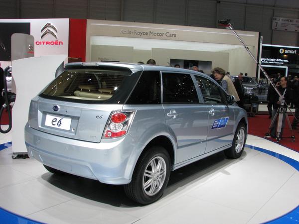 BYD e6 from right behind
Picture from BYD e6 electric car from right behind.