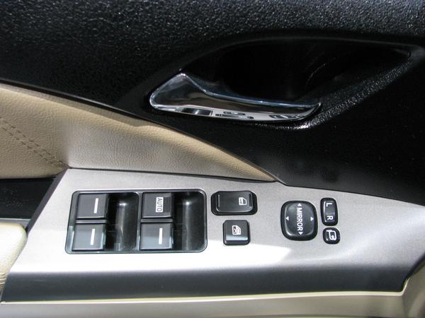 Schalter Fahrertür
4 elektrische Fensterheber, Sperre für die hinteren Fensterheber (überlebenswichtig wenn man mit ungezogenen Kindern unterwegs ist)) und die Einstellung der Rückspiegel.