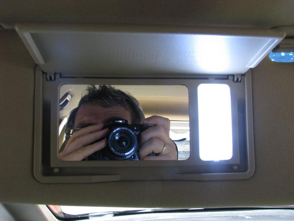 Spiegel Sonnenblende mit LED Lampe
Auch die Sonnenblende vom Fahrersitz hat einen Spiegel der mit LED Lampen erleuchtet wird.