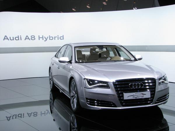 Audi A8 Hybrid Vorsprung durch Technik
2004 enttäuschte mich meine erste Probefahrt mit einem Toyota Prius: Nach nicht einmal 2 km dichter Stadtverkehr im Strommodus schaltete sich der Benzinmotor wieder ein.