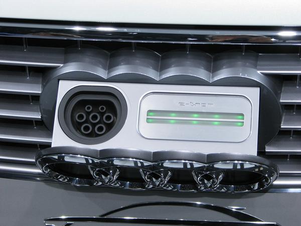 Audi E-Tron
Das Markenzeichen im Kühlergrill lässt sich nach vorne klappen, die Steckdose dahinter wird sichtbar. Warum Audi dies nur bei den A1 großen e-Tron einbaut, nicht jedoch