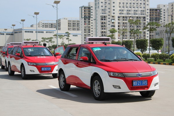 BYD e6 taxi fleet test in Shenzhen
In a year the fleet of 50 taxis drove test 2.77 million km. Individual taxis arrived here 100 thousand km. No loss despite constant rapid charging.