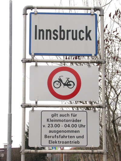 Nachtfahrverbot für Benzinmopeds in Innsbruck
Die Innsbrucker sind sicher Ihren Stadtrat dankbar, auf Berufsfahrten eingeschränkter Lärmterror von 2 Takt Knatter Stink Mopeds zwischen 23:00 und 4:00 Morgens.