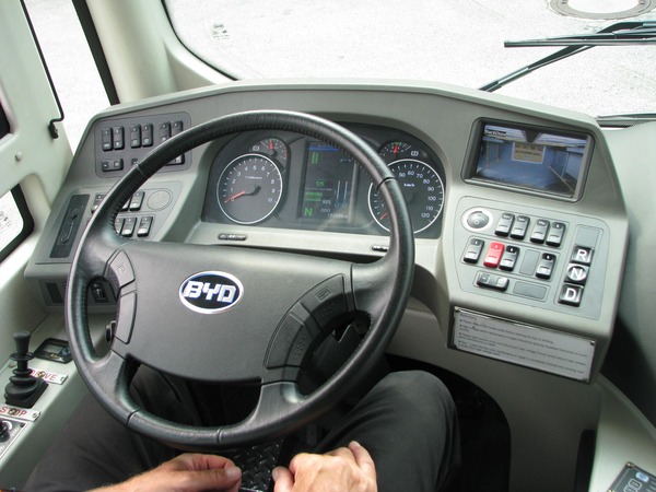 Dashboard BYD electric bus
The workplace for the driver. The screen can be switched betwee rear view and the middle entrance. In the middle is the battery display about the charging status in percent.