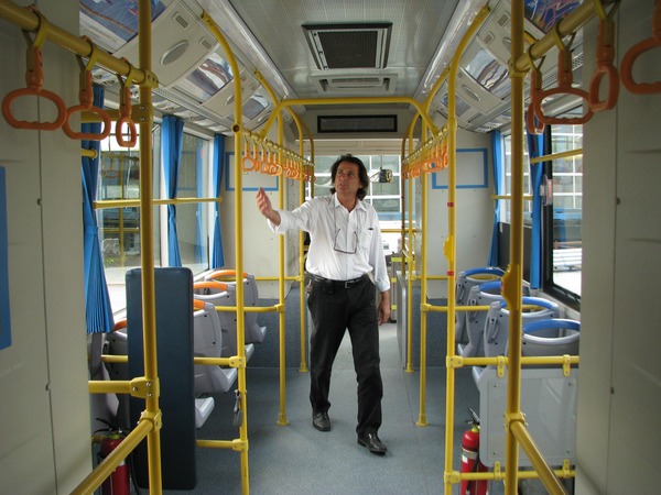 Interior room BYD electric bus
Above the front and rear wheels are 4 chests containing 324 kWh lithium iron phosphate batteries. At the next generation remain only the blocks above the front wheels.