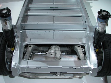 Heckmotor bei Tesla-S und BMW i3
Unabhängige Entwicklung, nochmals gleiches Ergebnis: Der Heckmotor hinter der Hinterachse. Ober dem Motor der hintere Kofferraum.
Bild 1