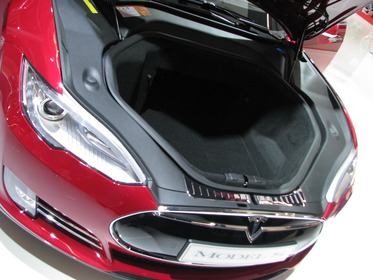 Kofferraum vorne bei BMW i3 und Tesla S
Was passiert, wenn 2 Firmen völlig unabhängig ein Elektroauto neu entwickeln? Beide haben auch vorne einen Kofferraum.
Bild 1