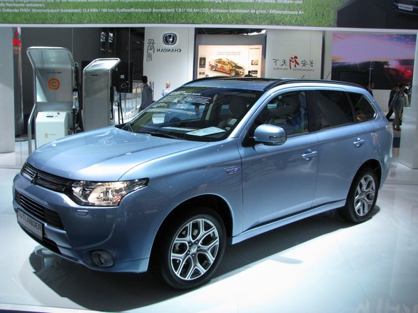 Mitsubishi Outlander - the family Plug-in Hybrid
Renunciation of the camping trip, no thanks! 1500 kg towing capacity and 5 seats make the Outlander fully suitable for a family holiday at the campsite.