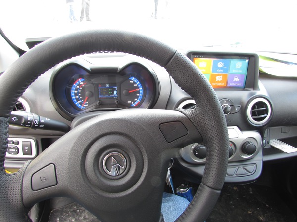 Armaturen Sharengo Elektroauto
Ein Android mit Navigation ist in der 80 km/h Variante serienmäßig dabei. Für den EU-Markt wird wohl die 80 km/h Version mit 11,6 kWh Lithium Mangan Akku führend sein.