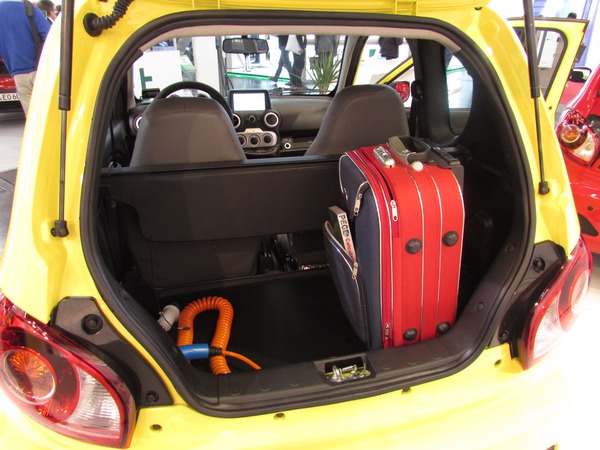 Kofferraum Sharengo Elektroauto
3 dieser Koffer Standardgröße, die bei Flugzeugen in die Kabine mit genommen werden können, passen in den Kofferraum.