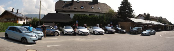 Tesla Club Österreich Treffen im Kaiserhof
5 Tesla S, 1 Tesla Roadster, 3 Renault Zoe und 2 BMW i3 kamen zum Tesla Österreich Club Treffen nach Anif in den Kaiserhof. Dort wurden auch gerade 4 Super Charger fertig.
Bild 1