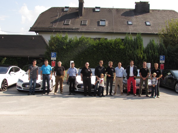 Tesla Club Österreich Treffen im Kaiserhof
5 Tesla S, 1 Tesla Roadster, 3 Renault Zoe und 2 BMW i3 kamen zum Tesla Österreich Club Treffen nach Anif in den Kaiserhof. Dort wurden auch gerade 4 Super Charger fertig.
Bild 2