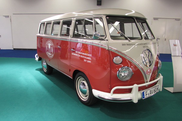 VW Bus Lightweight Construction
How do you save 800 kg in a car? This fair booth shows it, VW Bus with only 1140 kg of empty weight. The lightest of the current generation weighs 1946 kg.