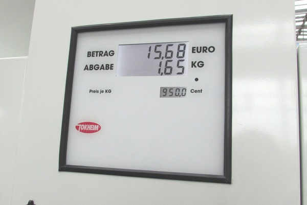 5 DM pro Liter Benzin - 9,50 EUR pro kg Wasserstoff
1998 promoteten die Grünen die Idee 5 DM pro Liter Benzin. Gerade sehe ich den Preis an einer Wasserstofftankstelle: 9,50 EUR pro kg. Irrtum? Nein war die Antwort.