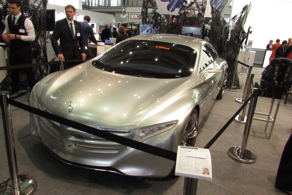 Mercedes Wasserstoff mit 1000 km Reichweite
Mal rechnen, der Tesla S kommt 500 km mit 85 kWh Akkus. 170 kWh für 1000 km, mal 50% Wirkungsgrad für die Brennstoffzelle geschätzt, macht 10 kg Wasserstoff.