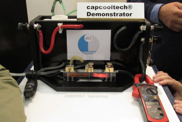 Gekühlter Kupferdraht
CapCoolTech demonstriert 140 A in einem Kupferdraht. Auf der rechten Seite beginnt es schnell zu glühen. Links ist hingegen ein 0,88 mm durchmessender Hohlraum im Draht.