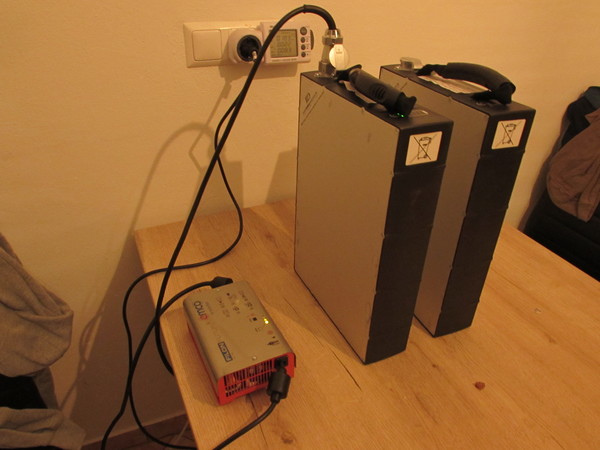 EMCO Novi in der Wohnung laden
Die herausnehmbaren Akkus ermöglichen Elektroroller für alle, die keinen Stromanschluss beim Parkplatz haben. 500 Watt ist weniger als das Netzteil eines Gamer-Desktop.
Bild 2